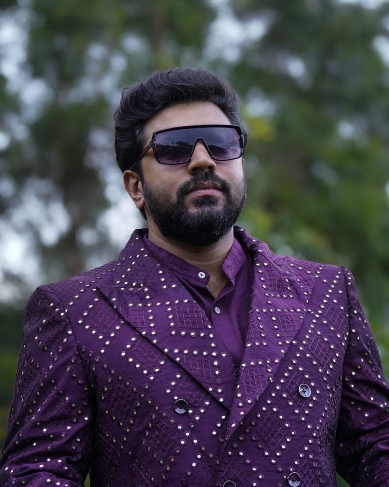 கோடம்பாக்கம் தயாரிப்பாளர்களின் கதையைப் பேசும் நிவின் பாலியின் “வர்ஷங்களுக்கு சேஷம்”