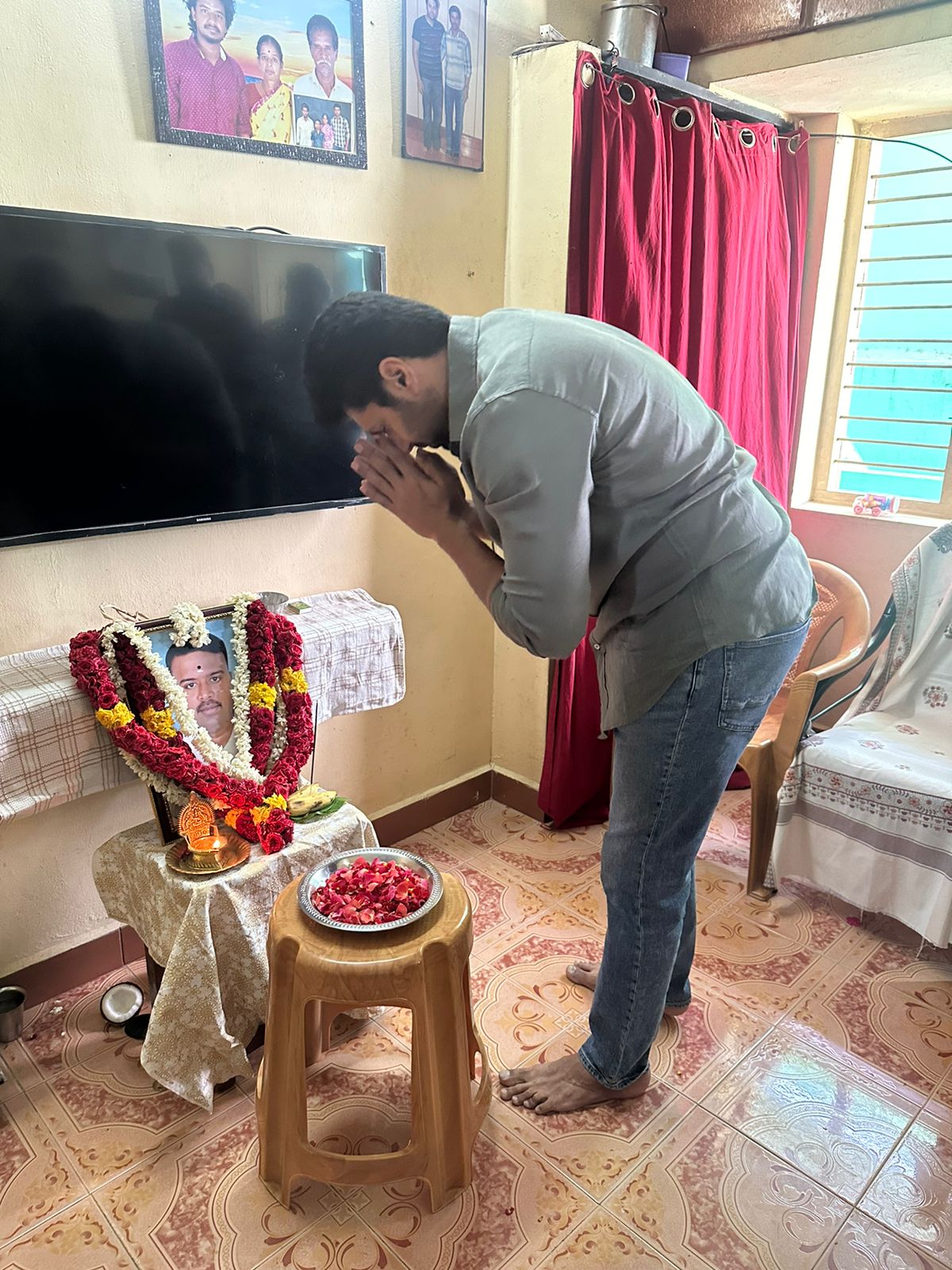 ரசிகர் மரணம் – நேரில் சென்ற ஜெயம் ரவி