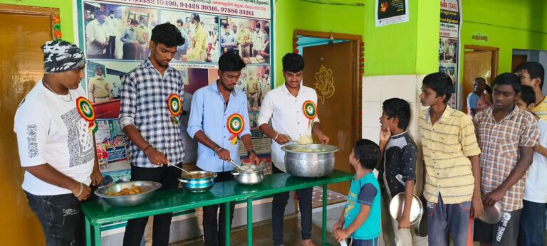 நடிகர் விஷ்ணு விஷால் பிறந்தநாளை முன்னிட்டு அன்னதானம் வழங்கிய ரசிகர்கள்