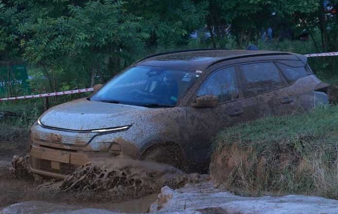 Tata Harrier EV | Off roading இல் மாஸ் மஹாராஜா